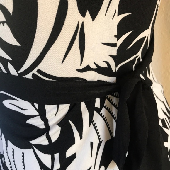 CITY TRIANGLES | Abstract Hawaiian Floral Dress - Picture 5 of 8